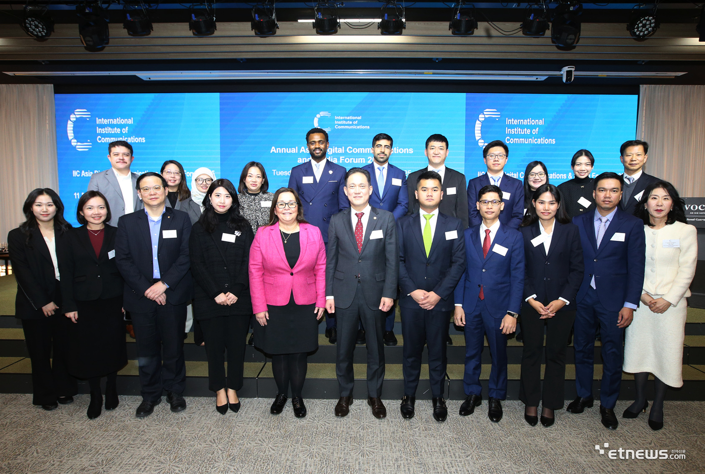 11일 서울 신사동 보코강남서울호텔에서 열린 '아시아 디지털 통신·미디어 포럼'에서 김태규 방송통신위원회 부위원장 등 참석자들이 기념촬영했다.