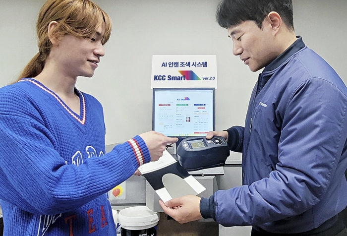 KCC 대리점 강남플라자에서 KCC SMART 2.0 측색기 활용해서 측색을 하고 있는 모습