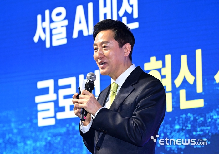 올해 2월 서울 강남 코엑스에서 열린 'AI서울 2025'에서 오세훈 서울시장이 '글로벌 AI 혁신 선도 도시, 서울'을 주제로 기조발표를 하고 있다. 이동근기자 foto@etnews.com