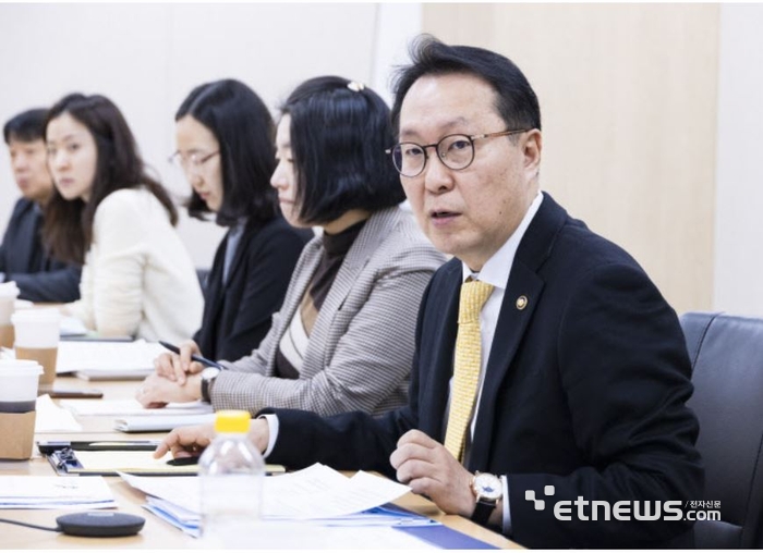 박민수 복지부 2차관이 11일 정부세종청사에서 열린 자살예방 및 전국민 마음투자 지원사업 시도 간담회에서 발언하고 있다.