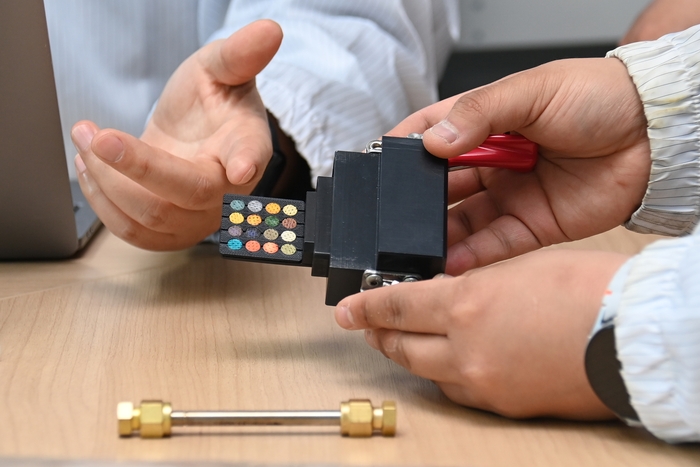 ETRI의 폐암 조기진단 시스템에 내장된 멀티모달 센서 어레이와 센서 지그