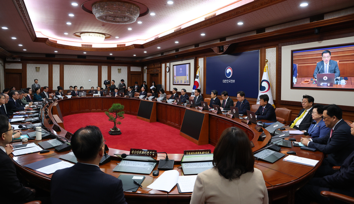 최상목 대통령 권한대행 부총리 겸 기획재정부 장관이 11일 정부서울청사에서 열린 국무회의를 주재하고 있다. 2025.2.11 [대통령실통신사진기자단] 연합뉴스.