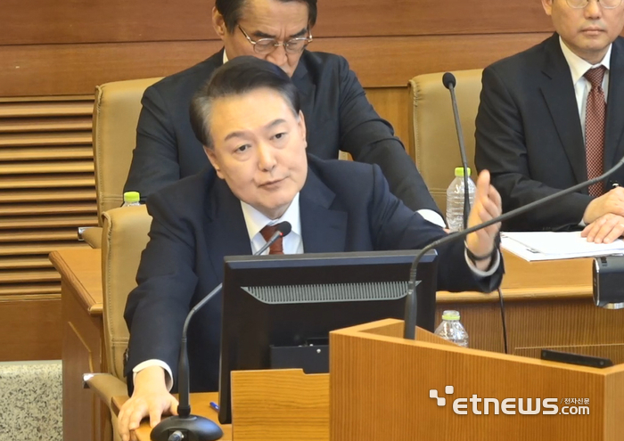 윤석열 대통령이 11일 서울 종로구 헌법재판소에서 열린 본인의 탄핵심판 7차 변론에 피청구인으로 출석해 발언하고 있다. 헌법재판소 제공