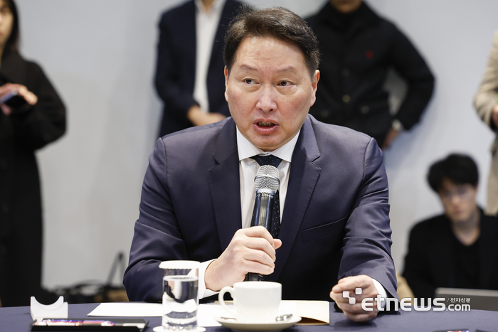 최태원 대한상공회의소 회장이 12일 서울 중구 대한상공회의소에서 열린 경제원로 초청 간담회에서 모두발언 하고 있다.
박지호기자 jihopress@etnews.com