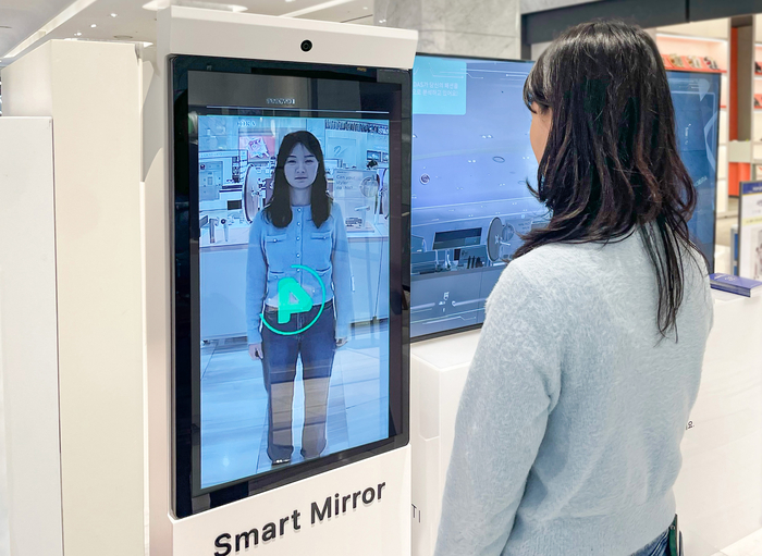 오는 16일까지 진행되는 현대백화점 천호점 AI 체험형 팝업스토어에서 고객이 '사맛디 AI 콘텐츠'를 체험하고 있다.