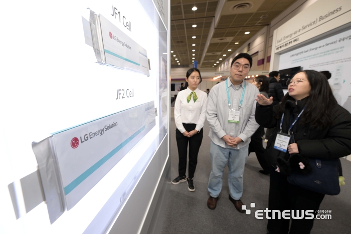 지난 2월에 열린 '코리아 스마트 그리드 엑스포 2025·일렉스 코리아 2025'에서 관람객이 LG에너지솔루션 부스에서 고용량 리튬인산철(LFP) 배터리 'JF2 셀'에 대한 설명을 듣고 있다. 김민수기자 mskim@etnews.com