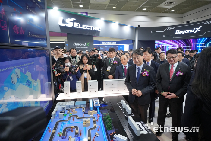 산업통상자원부가 주최하고 한국전기산업진흥회, 한국스마트그리드협회, 코엑스가 공동 주관하는 'ELECS KOREA'가 12일 개막했다. 왼쪽부터) 박상형 KDN 사장, 안덕근 산업부 장관, 구자균 전기산업진흥회 회장, 이철규 산자위원장 등이 LS 일렉트릭 부스를 관람하는 모습.