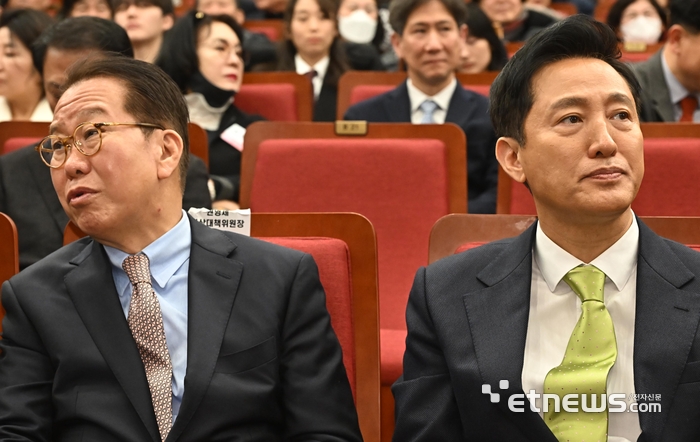 다른 방향 응시하는 권영세-오세훈