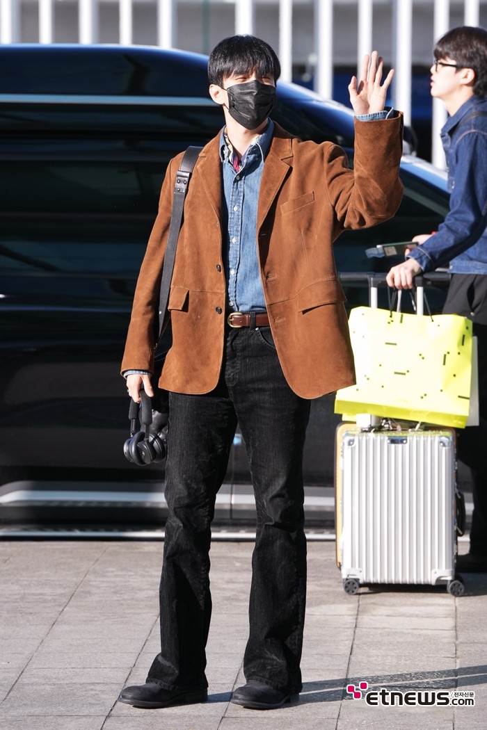 [ET포토] 세븐틴 도겸, '따뜻함이 전달되는 인사'
