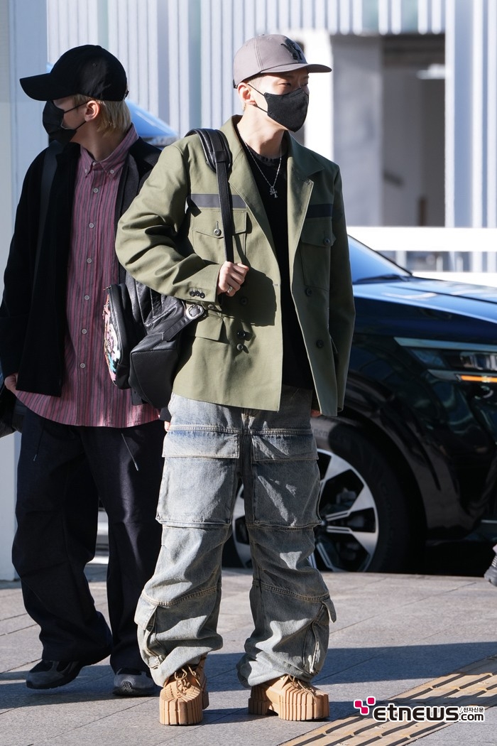 [ET포토] 세븐틴 호시. '나무 조각같은 신발'