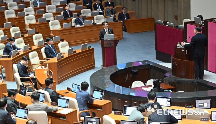 대정부질문 답변하는 안덕근