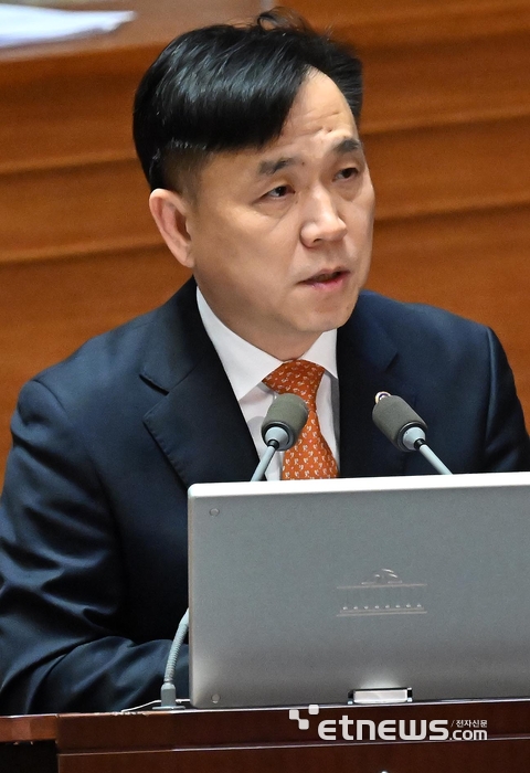 대정부질문 답변하는 강도현 차관