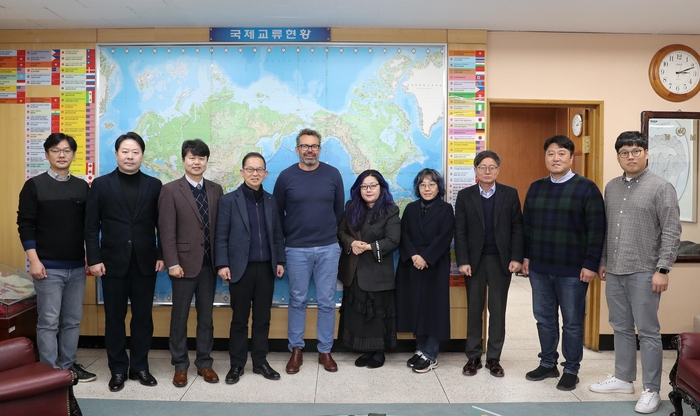 경남대 최형우 교수, 최규태 총장특별보좌역, 최선욱 RISE사업단장, 홍정효 대외부총장, Nick Abbott AWS 아시아-태평양 교육총괄, 이성아 AWS코리아 교육부문 이사, 이영은 공공부문 지자체 담당 이사, 경남대 이상훈 교학부총장, 이승진 교수, 최환석 교수(왼쪽부터)가 12일 간담회에서 단체로 기념촬영했다.