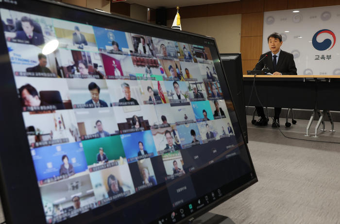 이주호 부총리가 13일 정부세종청사에서 의과대학 총장들과 의대교육 방안을 논의했다.[교육부 제공]