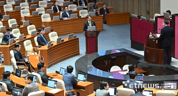 답변하는 안덕근 산업장관