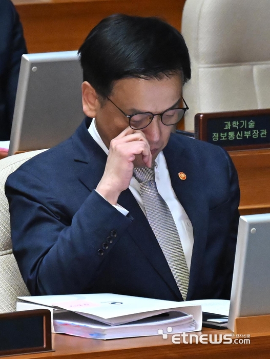 대정부질문 질의 자료 살피는 최상목