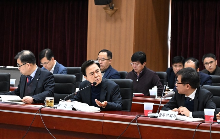 김태흠 지사는 올해 정부예산 확보액을 거론하며 “국회에서 증액됐더라면 무난히 목표를 달성할 수 있었는데 하는 아쉬움이 있다”며 “연일 정부 추경이 언급되고 있는데, 추경을 하게 되면 중요 사업들을 잘 정비해 적극 대응해 줄 것”을 당부했다.