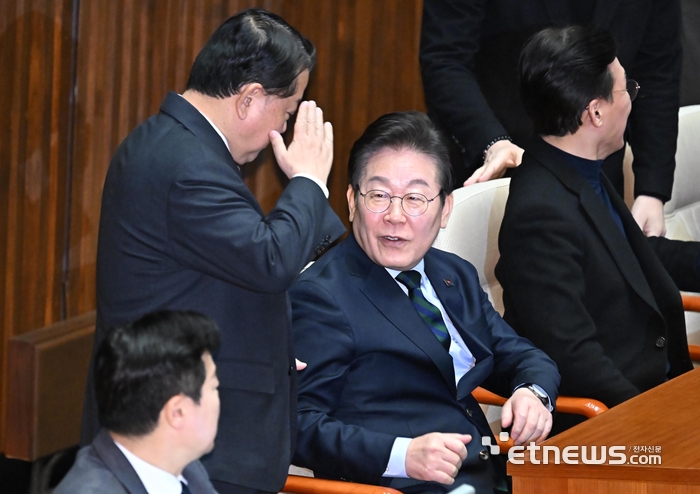 이재명에 거수경례하는 김병주