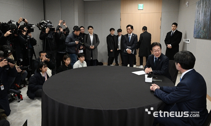 김경수 전 경남지사 만난 이재명