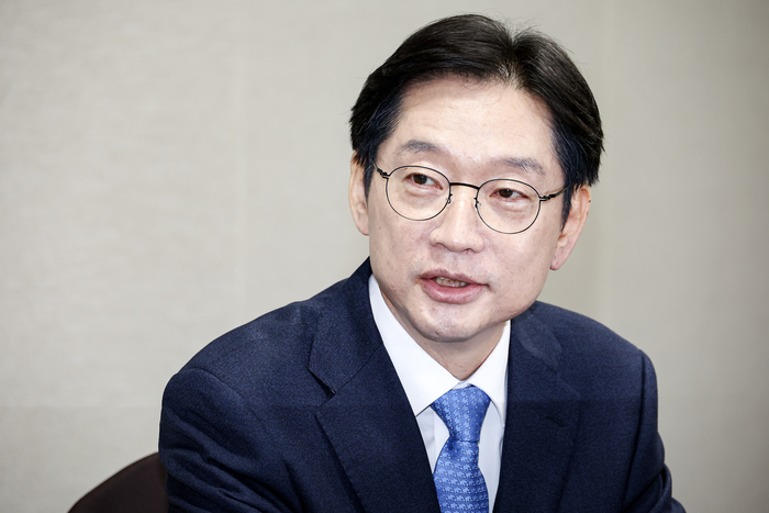 김경수 전 경남도지사가 13일 국회에서 더불어민주당 이재명 대표를 만나 인사말을 하고 있다. [공동취재]