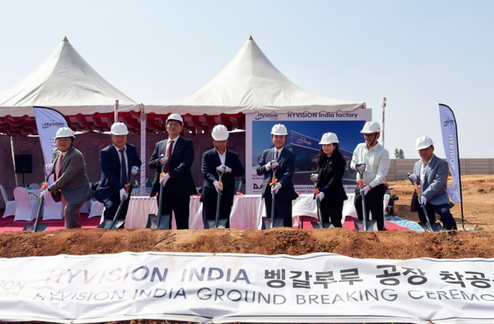 최두원 하이비젼시스템 대표(오른쪽에서 4번째) 등 관계자들이 인도 카르나타카주 뱅갈루루 공장 착공식에서 기념 촬영을 하고 있다. (사진=하이비젼시스템)