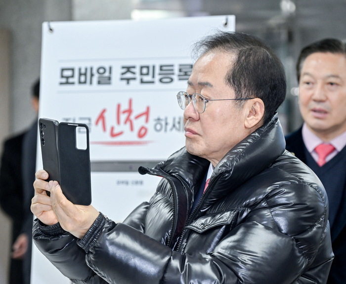 홍준표 대구시장이 모바일 주민등록증 발급을 신청하고 있다.