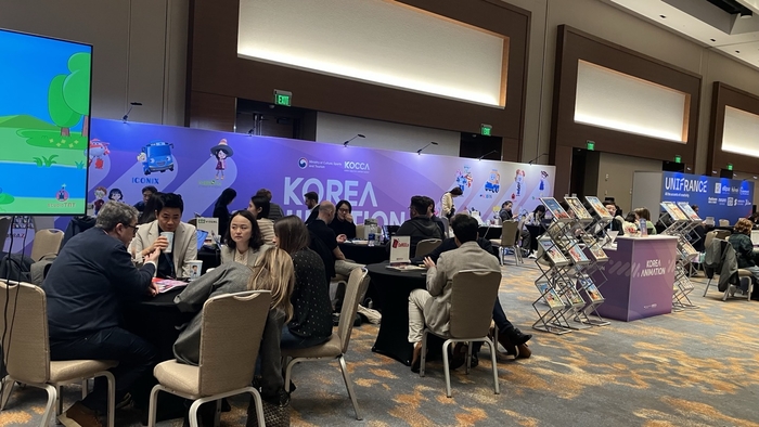 한국콘텐츠진흥원은 지난 2월 9일~12일 나흘간 미국 샌디에이고에서 열린 북미 최대 키즈콘텐츠 마켓 '키즈스크린 서밋(Kidscreen Summit) 2025'에 참가해 한국공동관을 운영했다. 한국공동관에 참여한 애니메이션 기업들이 비즈니스 상담을 하고 있다.