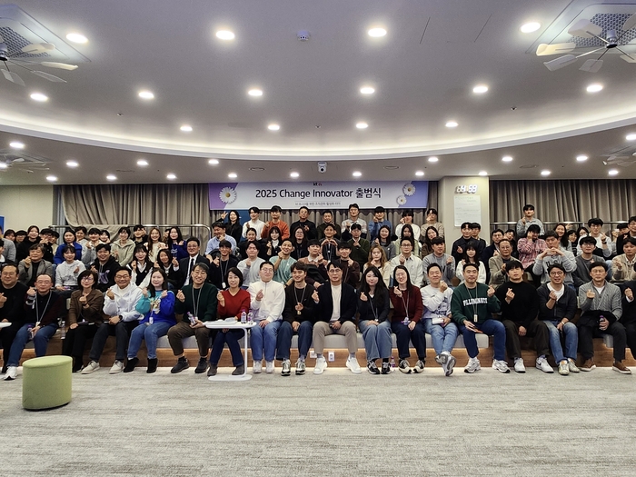 이상국 KT DS 대표(가운데)와 관계자들이 CI 2기 출범식에서 기념 촬영을 하고 있다.