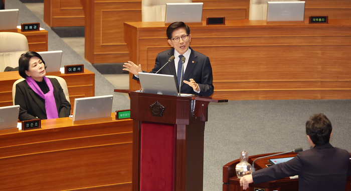 김문수 고용노동부 장관이 14일 서울 여의도 국회 본회의장에서 열린 교육·사회·문화분야 대정부질문에서 국민의힘 임이자 의원의 질의에 답변하고 있다.