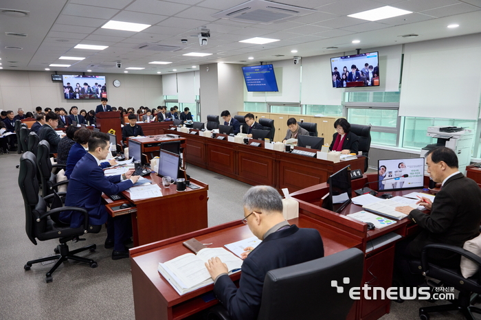 경기도의회 미래과학협력위원회가 14일 '제382회 임시회 제2차 회의'를 진행하고 있는 모습.