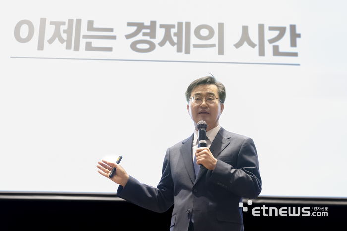 김동연 경기지사가 14일 오전 광주경영자총협회에서 '호남정신과 유쾌한반란' 주제로 특강을 하고 있다.