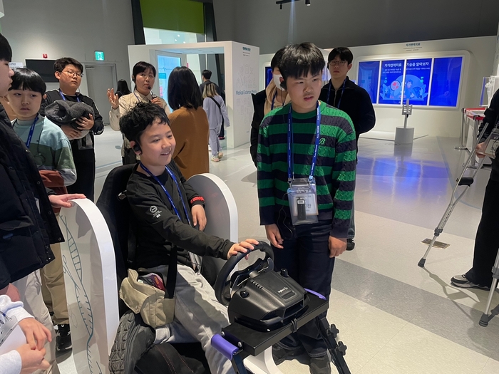 제14회 미래와소프트웨어 꿈찾기 캠프에 참가한 학생이 국립부산과학관 에너지·의과학 전시장에 마련된 유전자 편집 게임 체험을 하고 있다.