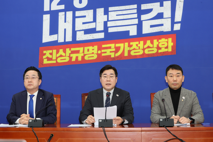 더불어민주당 박찬대 원내대표가 16일 서울 여의도 국회에서 기자간담회를 열고 최근 공개된 '노상원 수첩'의 의미와 김건희 여사의 비상계엄 개입 정황 등에 대해 발언하고 있다. 연합뉴스