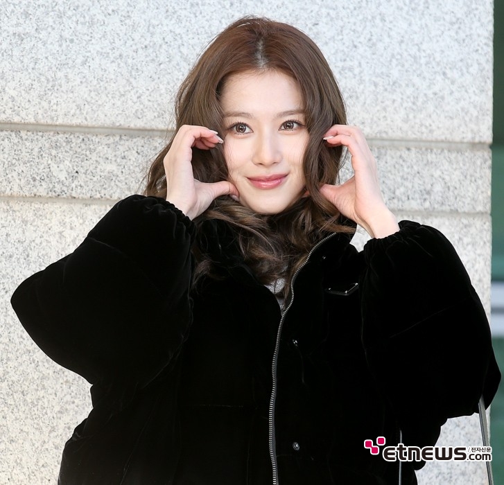 [ET포토] 사나, '추위 녹이는 양손 하트'