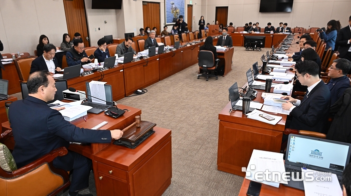 국회 산업통상자원중소벤처기업위원회 산업통상자원특허소위원회가 17일 서울 여의도 국회에서 열렸다. 김원이 소위원장이 에너지3법 등을 상정하며 의사봉을 두드리고 있다. 
 이동근기자 foto@etnews.com