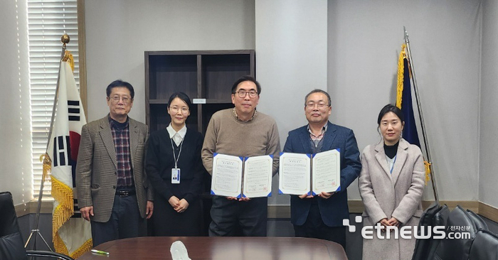 김정식 인천TP 뿌리산업일자리센터장(오른쪽)과 박용배 연희직업전문학교 이사장이 최근 뿌리산업 전문인력의 취업 지원 강화를 위한 업무협약을 체결하고 기념 촬영했다.