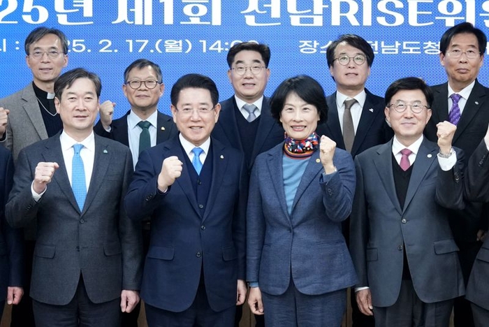 전남도는 17일 도청 서재필실에서 전남 RISE위원회(공동위원장 김영록 전남도지사·이주희 동신대 총장)를 열어 올해 603억원 규모로 5대 GRAND 프로젝트와 15개 단위과제를 추진하는 '2025년 전남도 RISE 시행계획'을 심의·의결했다고 밝혔다.
