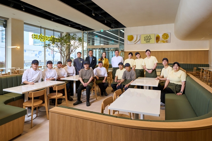 이지현 OCI드림 대표(맨 윗줄 왼쪽 세번째)와 직원들이 기념촬영을 하고 있다. OCI드림