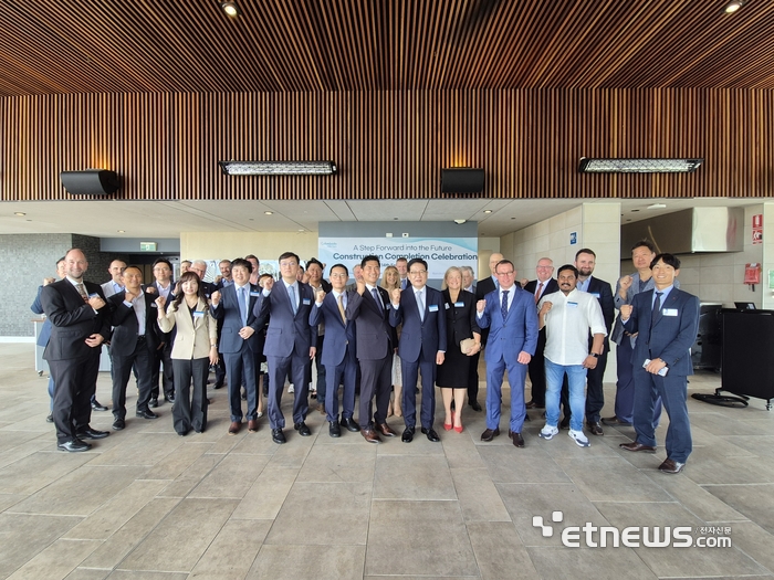 권명호 한국동서발전 사장(오른쪽 다섯번째), 김성연 주 브리즈번 총영사(오른쪽 여섯번째), 저스틴 맥고완 퀸즐랜드주 무역투자청장(오른쪽 세번째) 및 관계자가 기념사진을 찍고 있는 모습