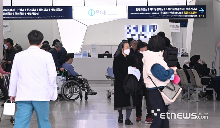 사직 전공의들 “환자 곁으로 돌아가겠다”…정부, 5월 복귀 검토