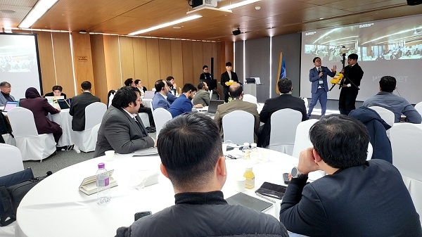 Global Interface Meeting(GIM) 이정우 대표 강의 모습. 지에스아이엘