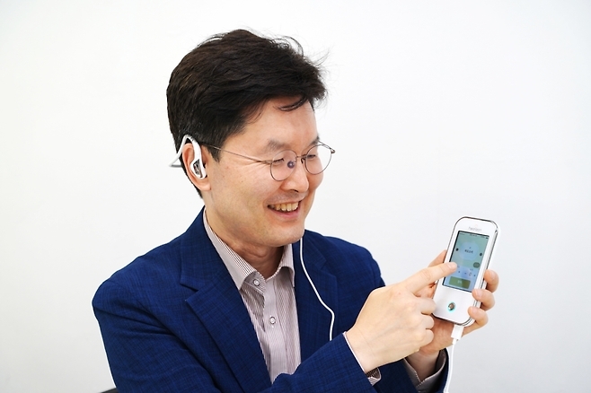 송재준 뉴라이브 대표가 하드웨어 기반 전자약 '소리클'을 소개하고 있다.