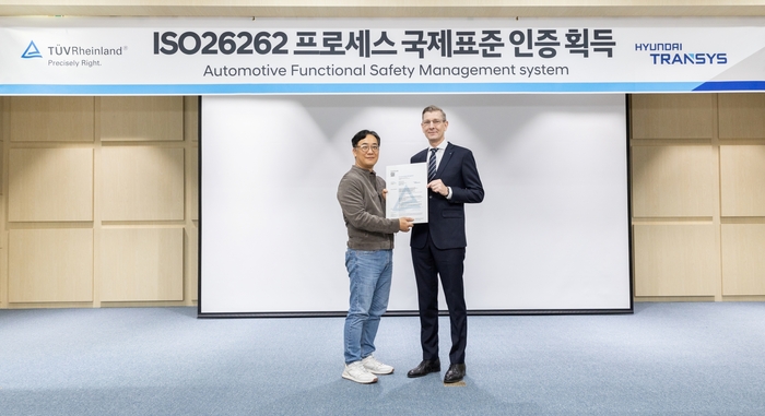 이희라  현대트랜시스 전동화시스템설계실장 상무(왼쪽)와 프랭크 주트너(Frank Juettner) 티유브이 라인란드 코리아  대표