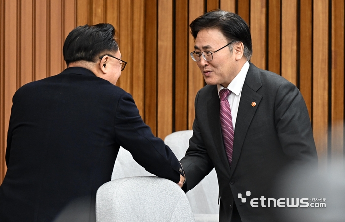 악수하는 유상임-고동진