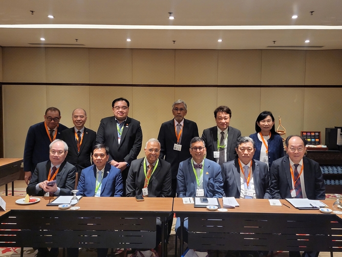 이성규 대한병원협회장(뒷줄 왼쪽 다섯 번째)이 지난 16일 말레이시아 코타키나발루에서 열린 2025 아시아병원연맹(AHF) 이사회에서 차기 회장에 선출됐다.(사진=대한병원협회)