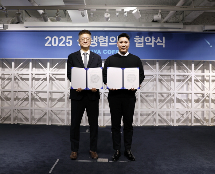 지난 14일 서울 강남구에 위치한 이디야커피 본사에서 열린 상생 협약식에서 조규동 이디야커피 대표이사(왼쪽)와 오승근 가맹점주협의회장이 기념촬영을 하고 있다.