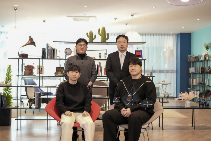 이동욱 UNIST 교수팀(뒷줄 왼쪽부터 시계방향으로 이 교수, 이진훈 연구원, 홍지환 연구원, 백명진 박사)