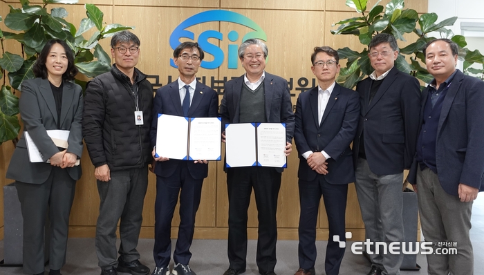 한상욱 에스넷시스템 대표(가운데 왼쪽)와 김현준 한국사회보장정보원장. [사진= 에스넷시스템 제공]