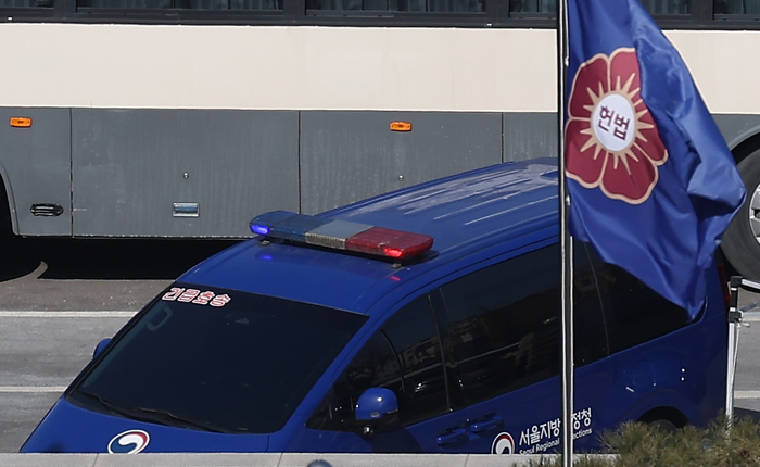 윤석열 대통령 탄핵 심판 9차 변론기일인 18일 윤 대통령이 탄 법무부 호송차가 헌법재판소로 이동하고 있다. 연합뉴스