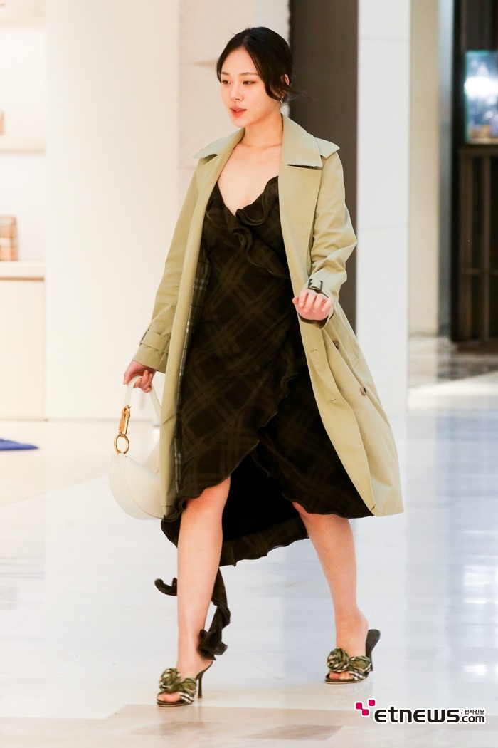 [ET포토] 비비, '코트 이너는 가슴파인 원피스'